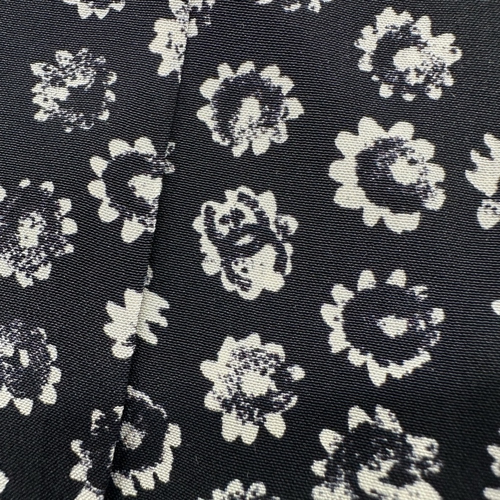 Chanel Coco Floral-Print Sleeveless Shirt Blouse in Black/White 44(US12) - Picture 9 of 12